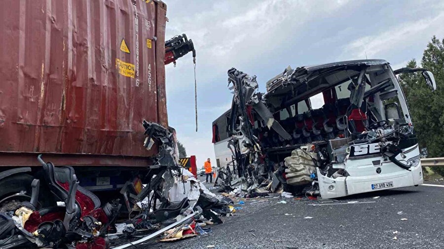 Yolcu otobüsü tıra çarptı: Çok sayıda yaralı var!