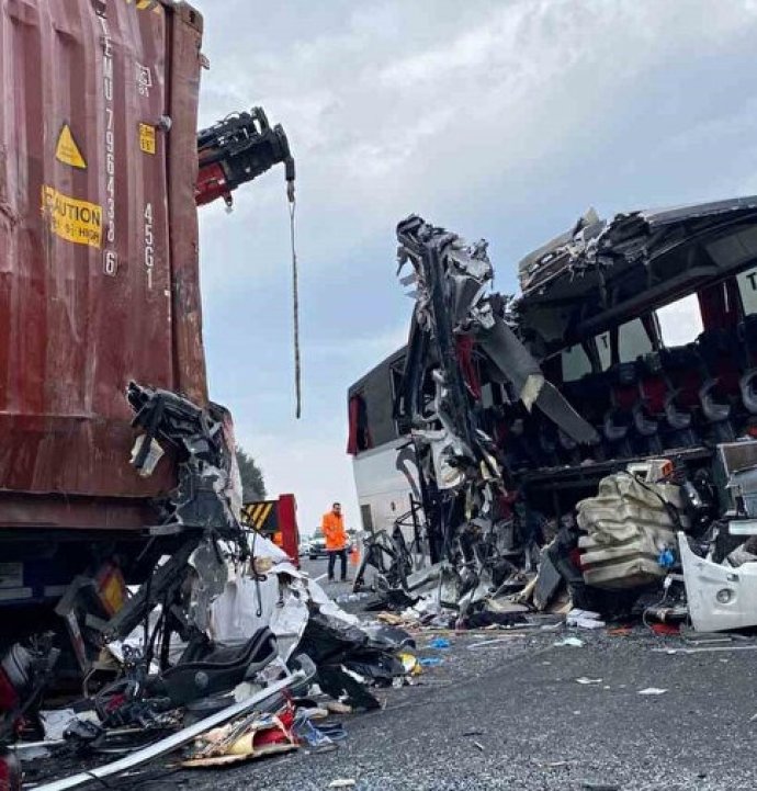 Yolcu otobüsü tıra çarptı: Çok sayıda yaralı var!