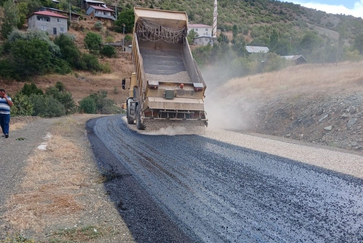Sivas'a asfalt çıkarması! İlçe yolları sil baştan