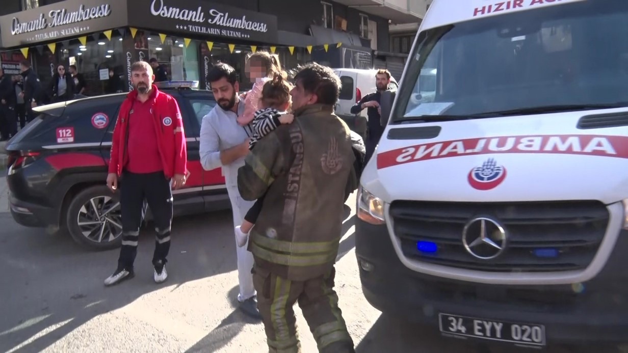 Asansör yangını: Anne-çocuk ve 2 itfaiye eri dumandan etkilendi