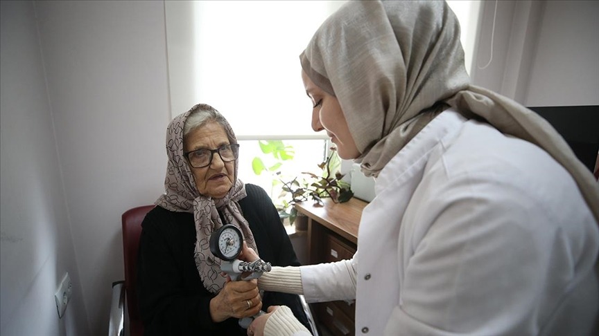 Yaşlılar için kurulan klinikte hayata tutundular