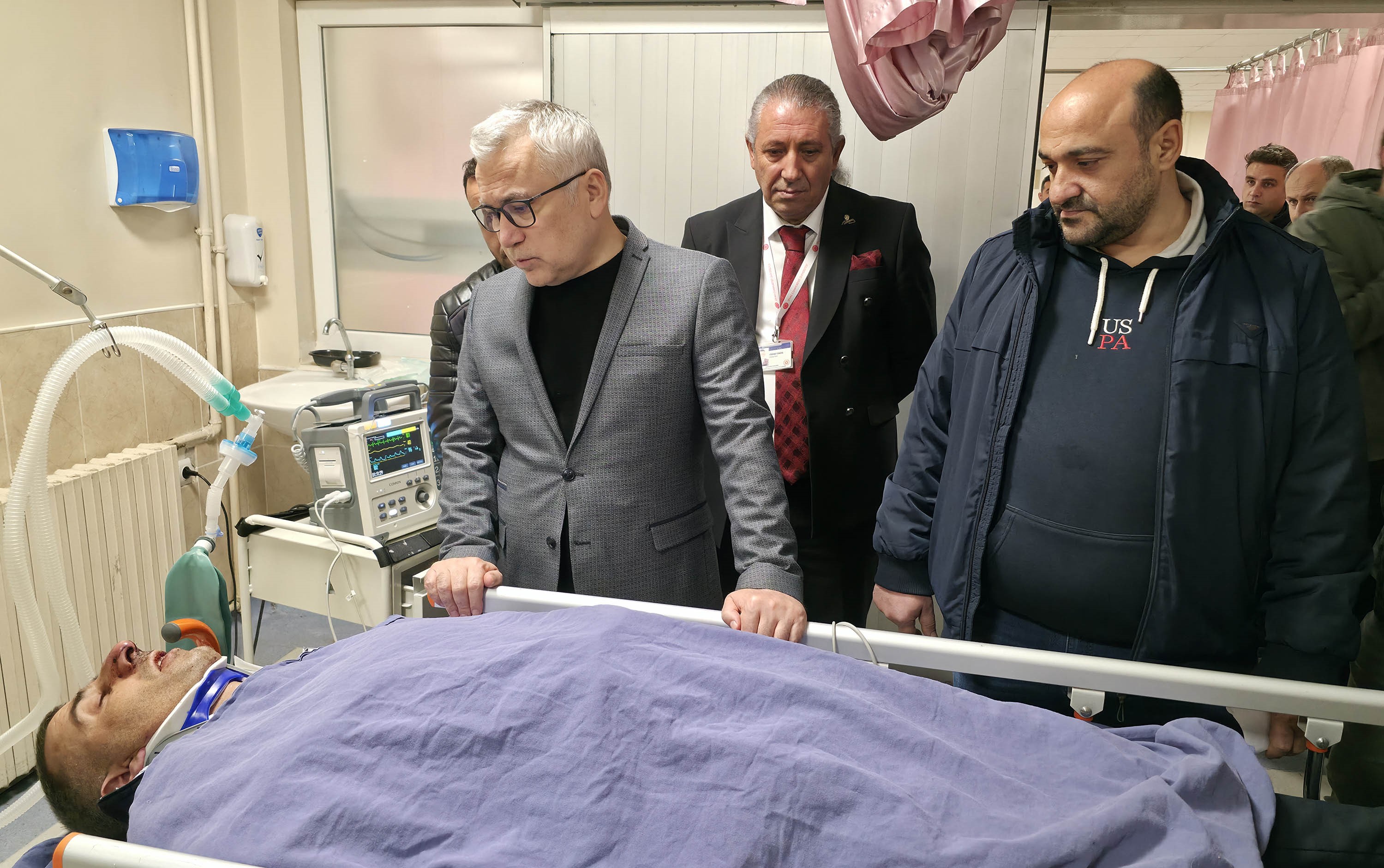 Sivas Valisi Şimşek'ten kazazedelere ziyaret