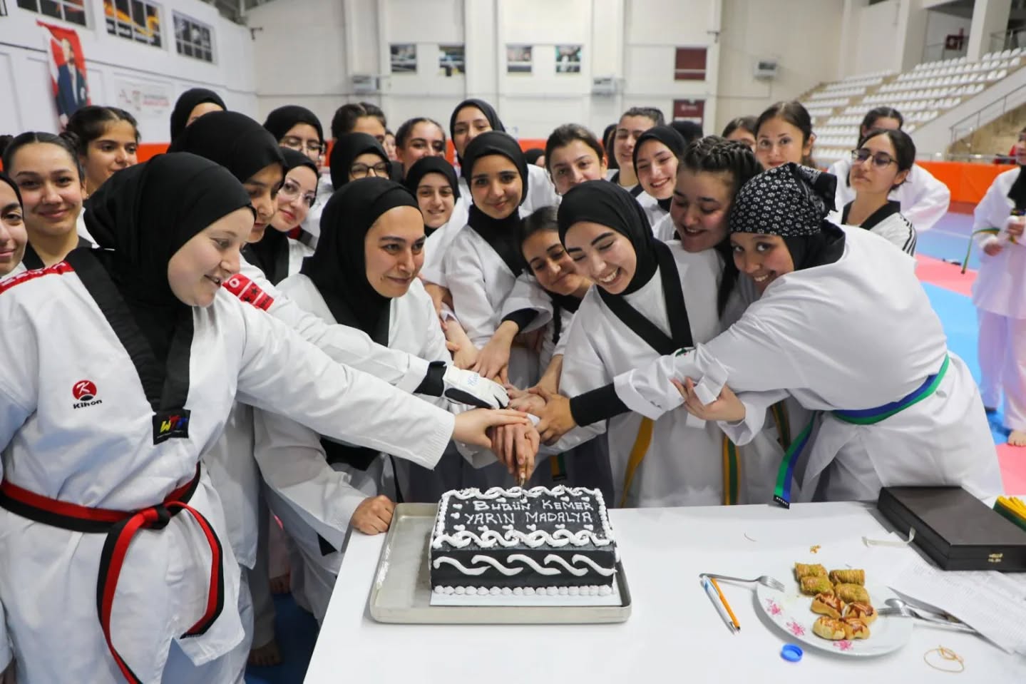 Sivas’ta Taekwondo coşkusu: 37 kız sporcu bir üst kemere yükseldi