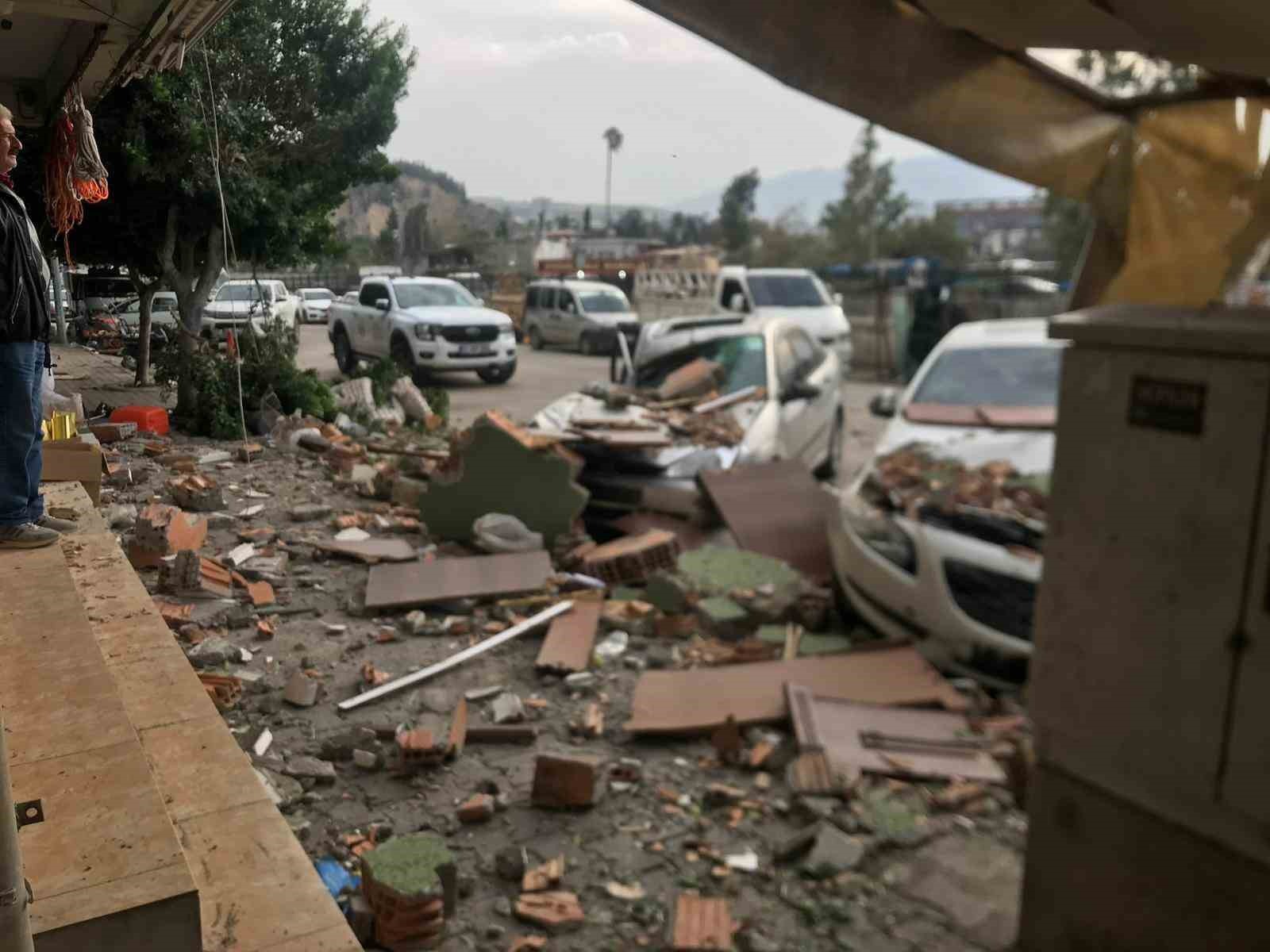 Şiddetli fırtına duvarı yıktı 3 otomobile zarar verdi