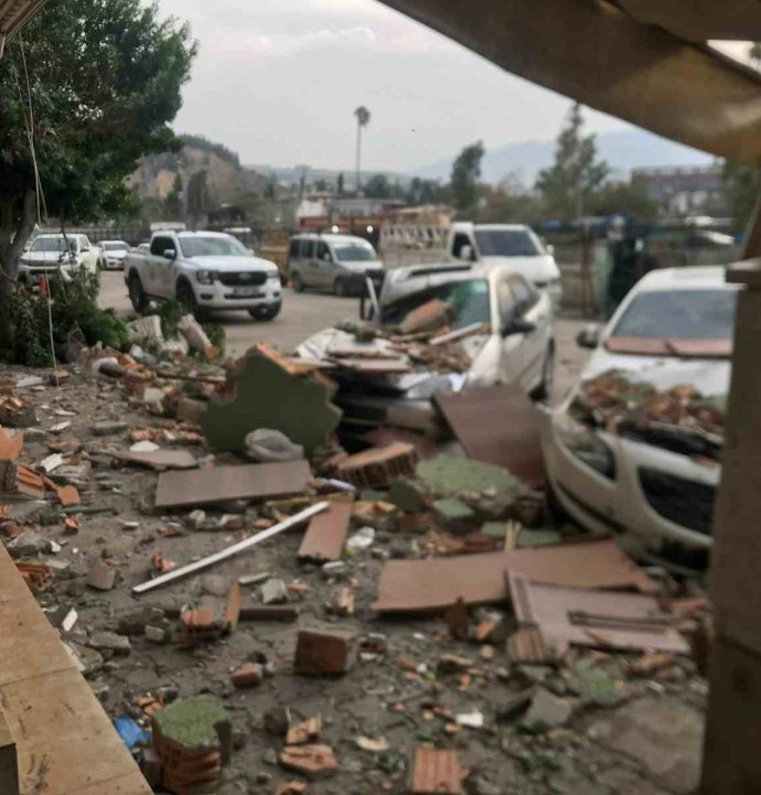 Şiddetli fırtına duvarı yıktı 3 otomobile zarar verdi