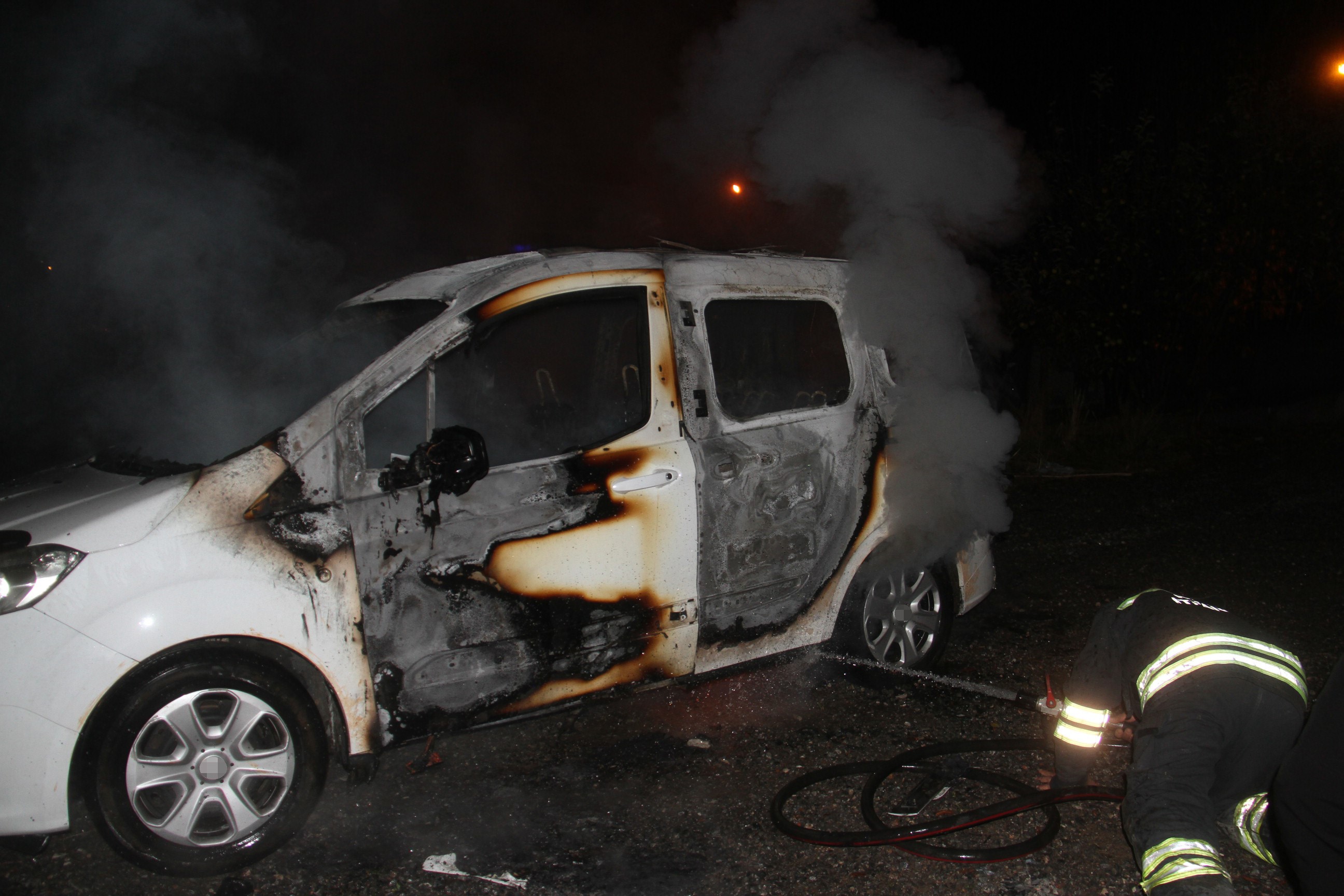 Ailesine kızıp aracını ateşe verdi