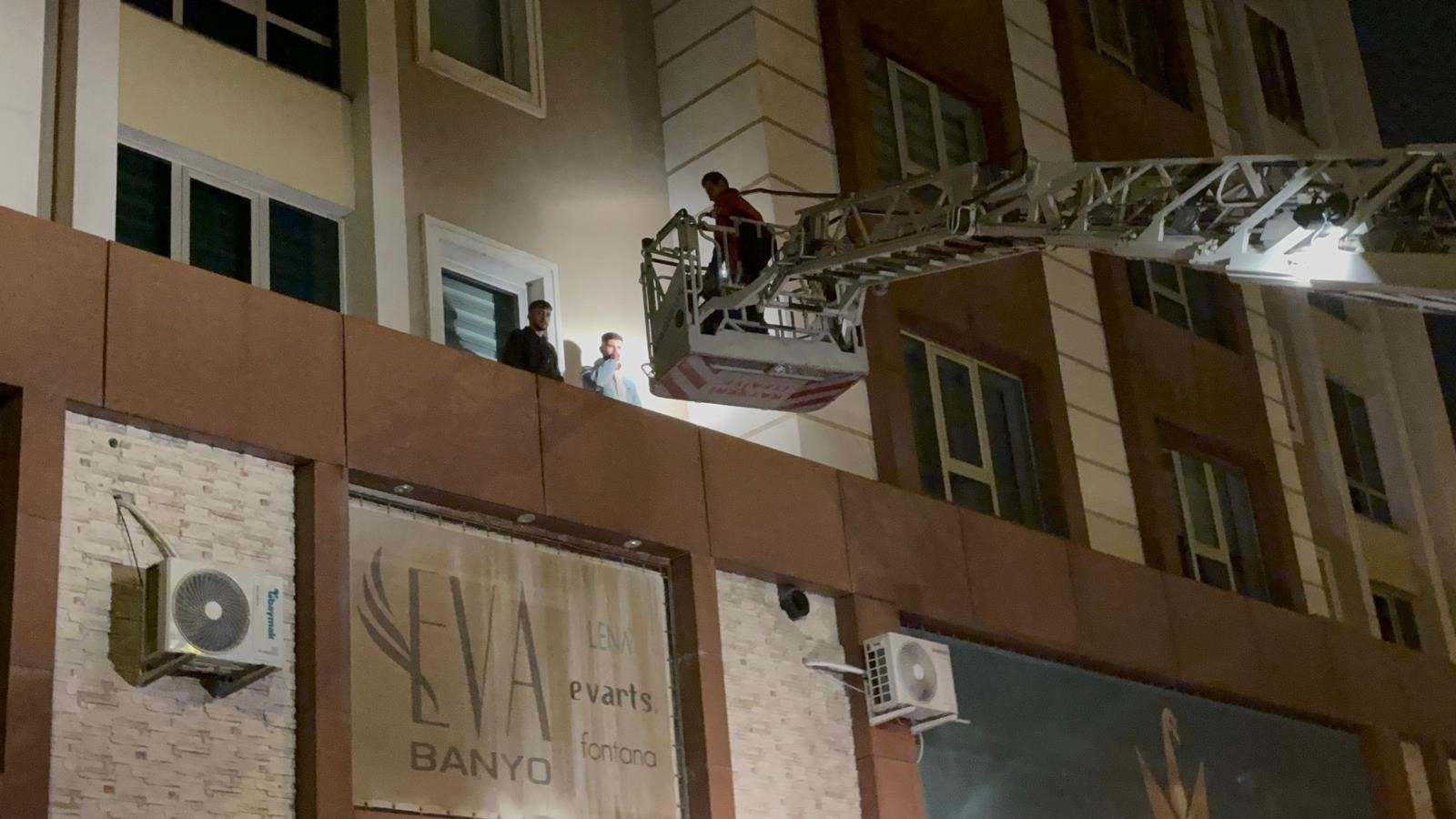 Alkol içmeye gittiler, darp ettiler; çıkamayınca çarşafla kaçtılar