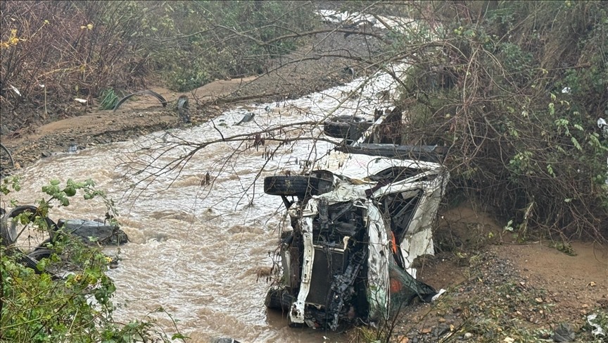 Yol çöktü, pikap ve otomobil dereye uçtu