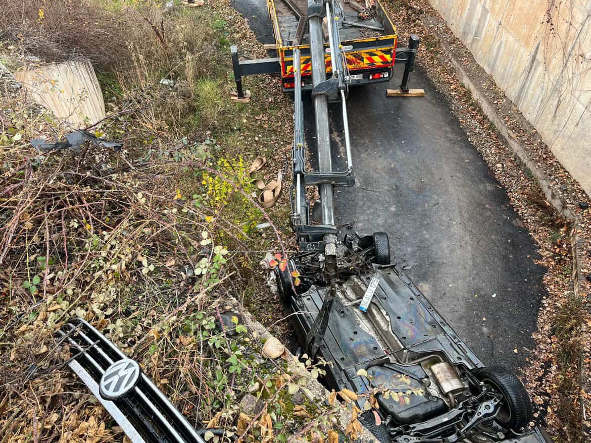 Sivas'ta araç menfeze devrildi