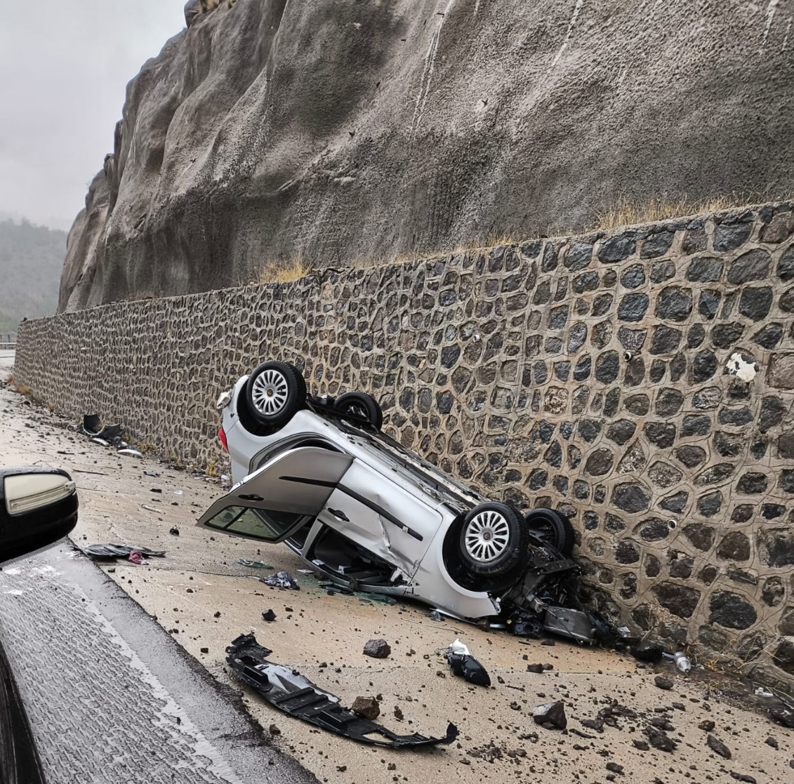 Sivas'ta  otomobil devrildi; Sürücü yaralandı