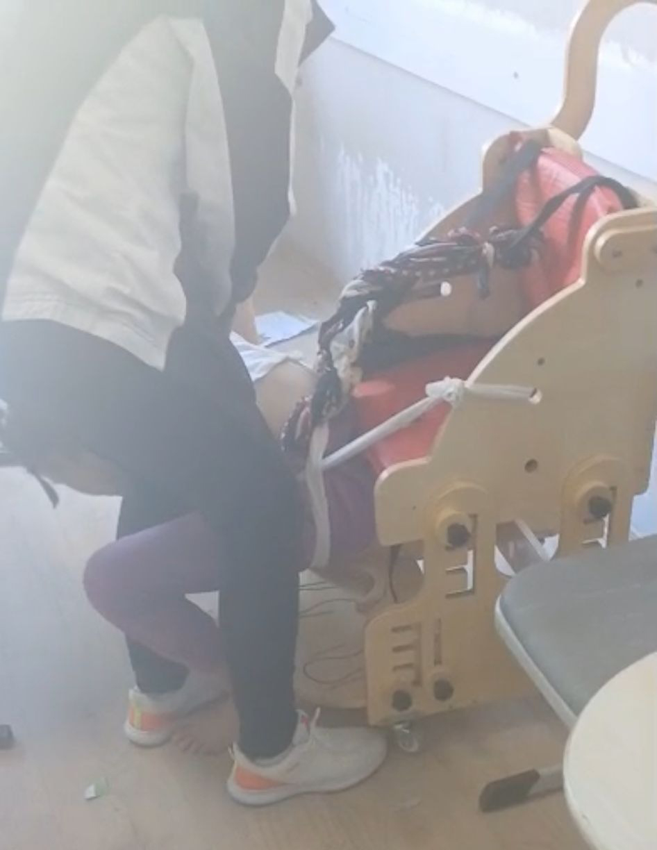 Otizmli öğrencileri iple bağlanıp ders işlediler