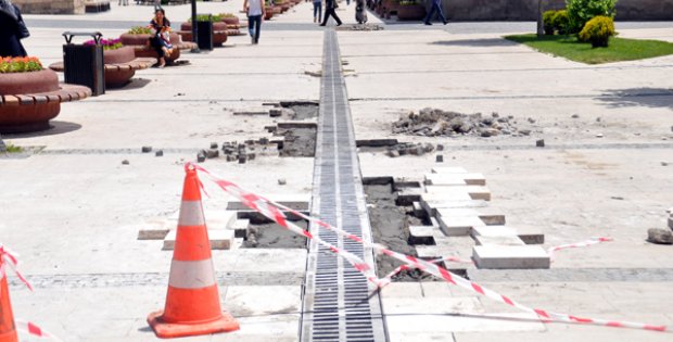 Kırılan Taşlar Değiştiriliyor