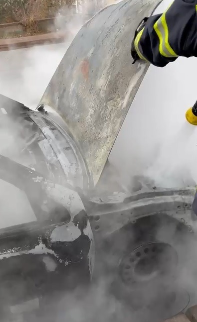 Sivas'ta seyir halindeki otomobil yandı!