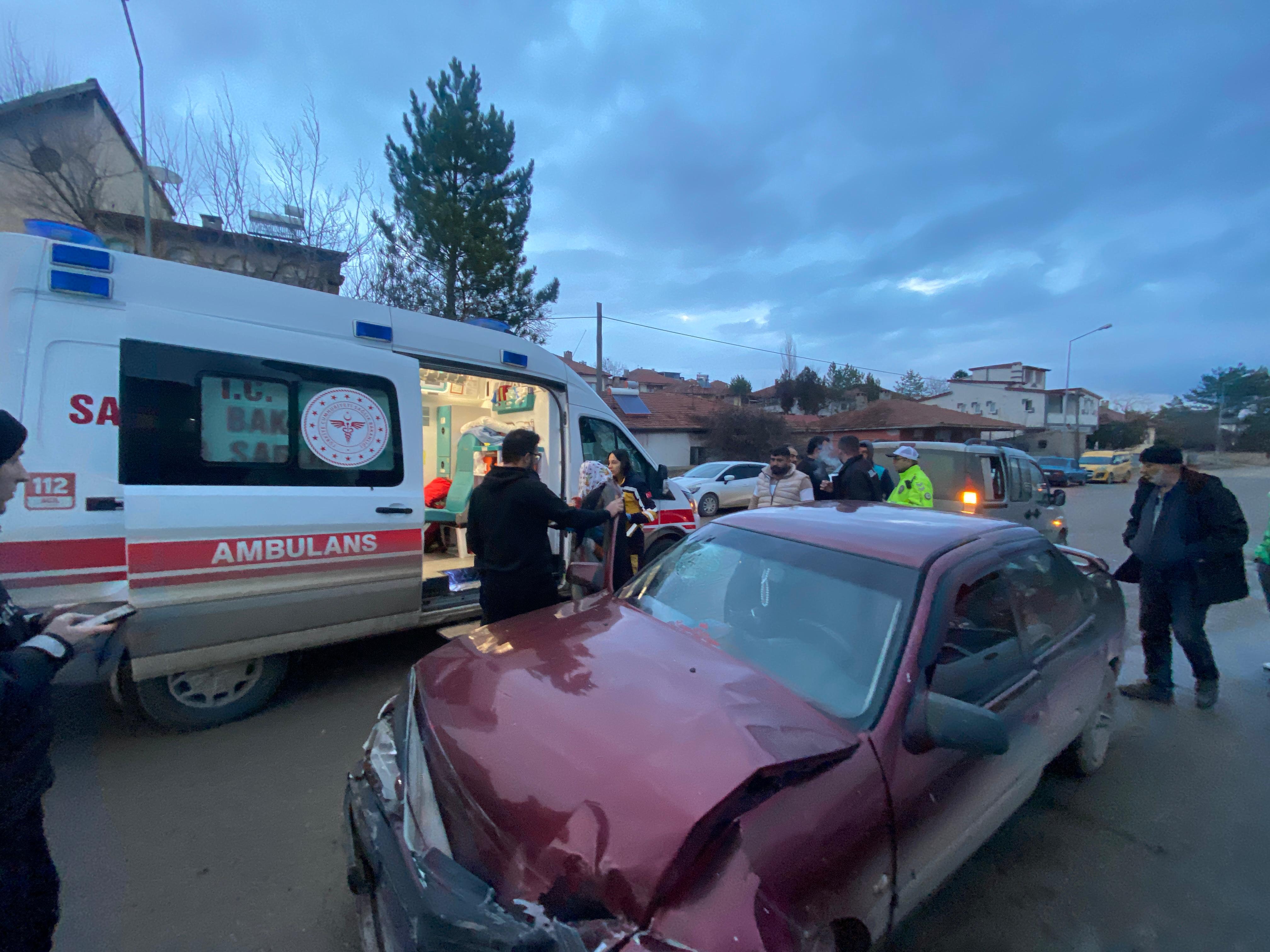 Sivas'ta hafif ticari araç ile otomobil kaza yaptı