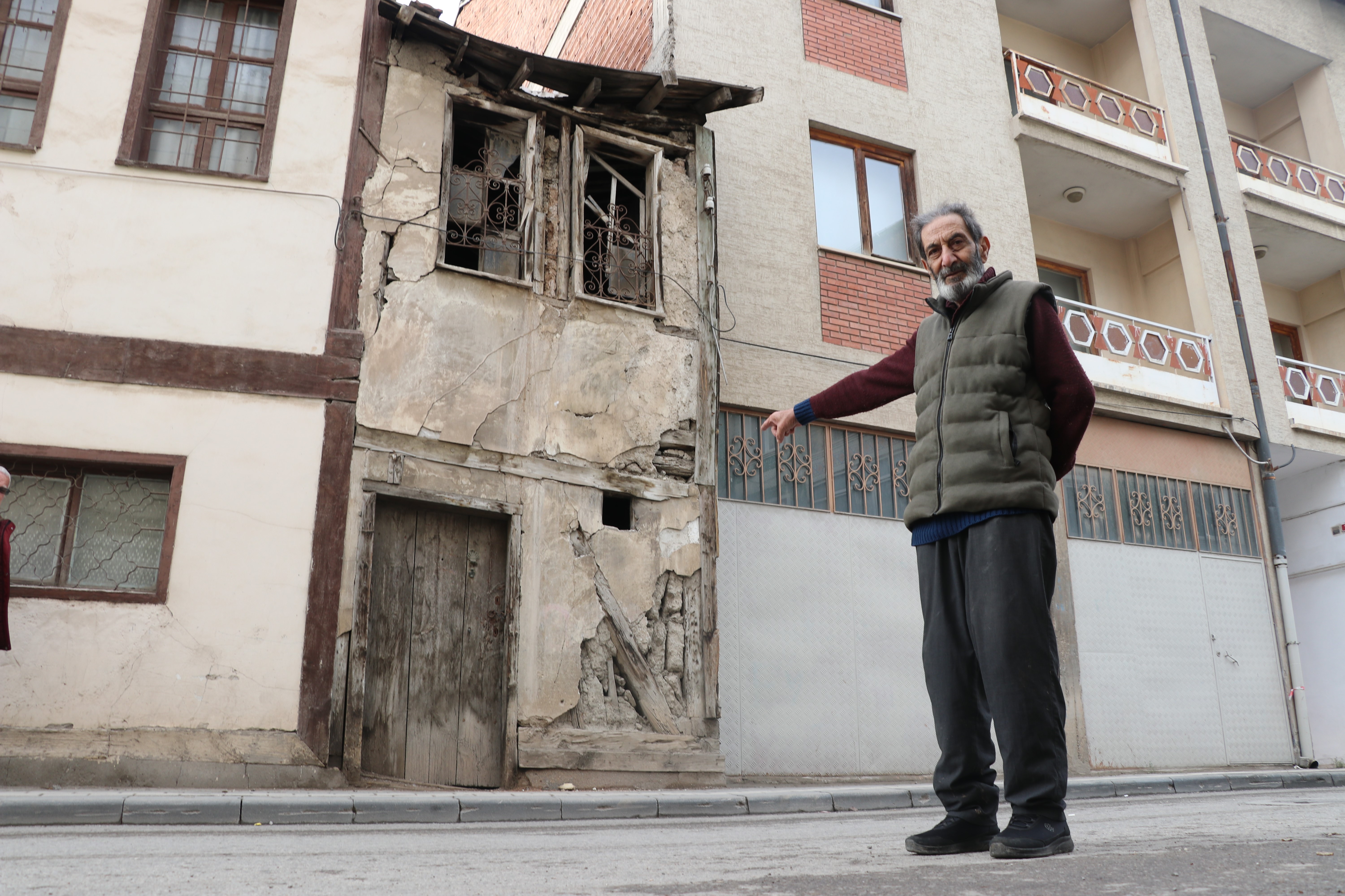 Sivas'ta 2 metrelik metruk yapı şehrin ortasında zamana direniyor