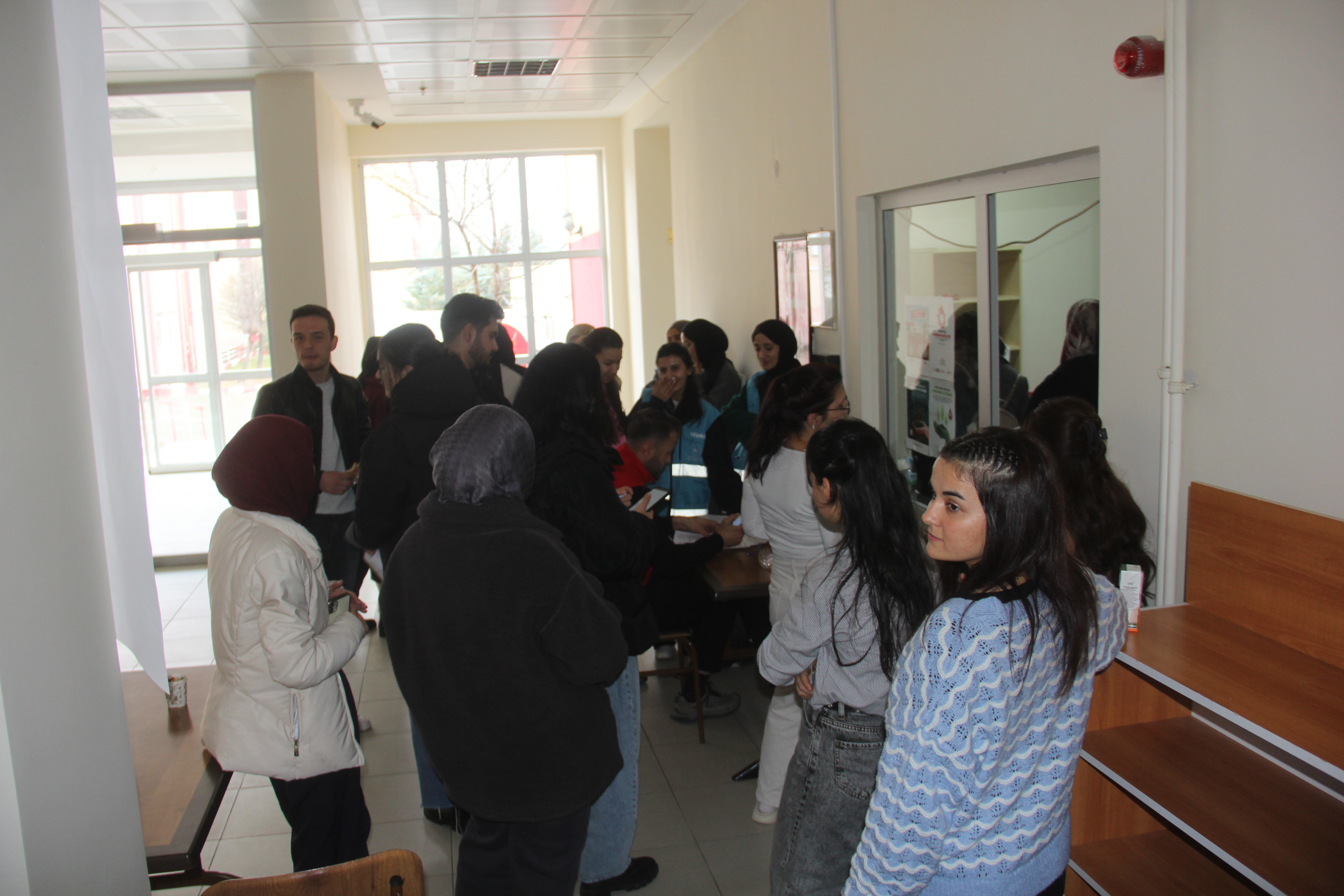 Sivas'ta üniversite öğrencileri kan bağışı için sıraya girdi