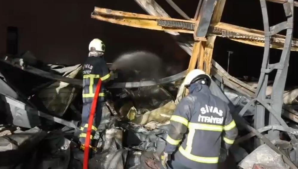 Kırıkkale’deki fabrika yangınına Sivas’tan güçlü takviye