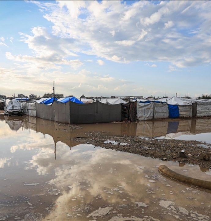Yüzlerce çadır sular altında kaldı