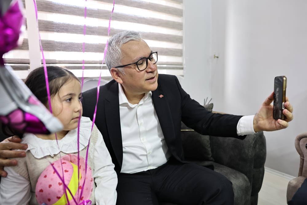 Vali Şimşek’ten minik Gökçe’ye sürpriz ziyaret
