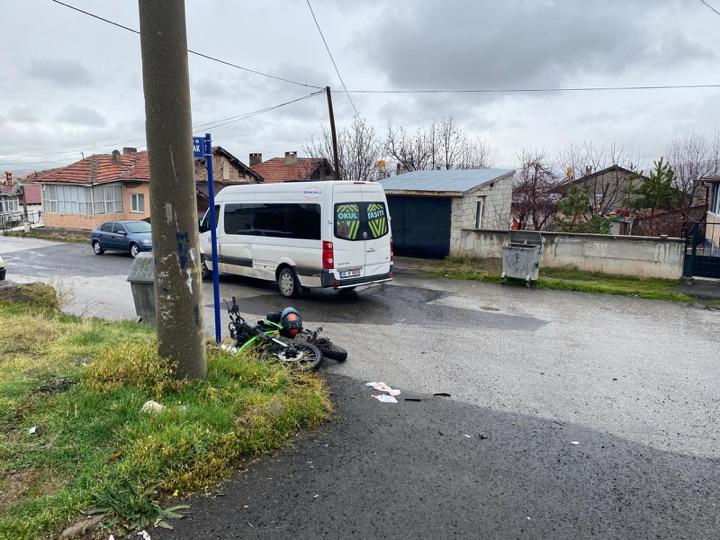 Şarkışla'da minibüs ile çarpışan motosikletin sürücüsü yaralandı