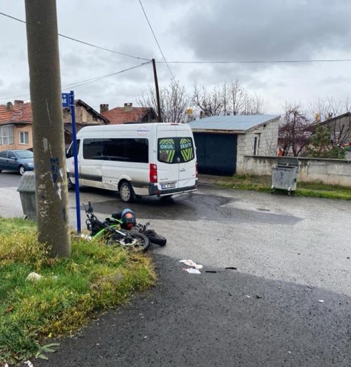 Şarkışla'da minibüs ile çarpışan motosikletin sürücüsü yaralandı