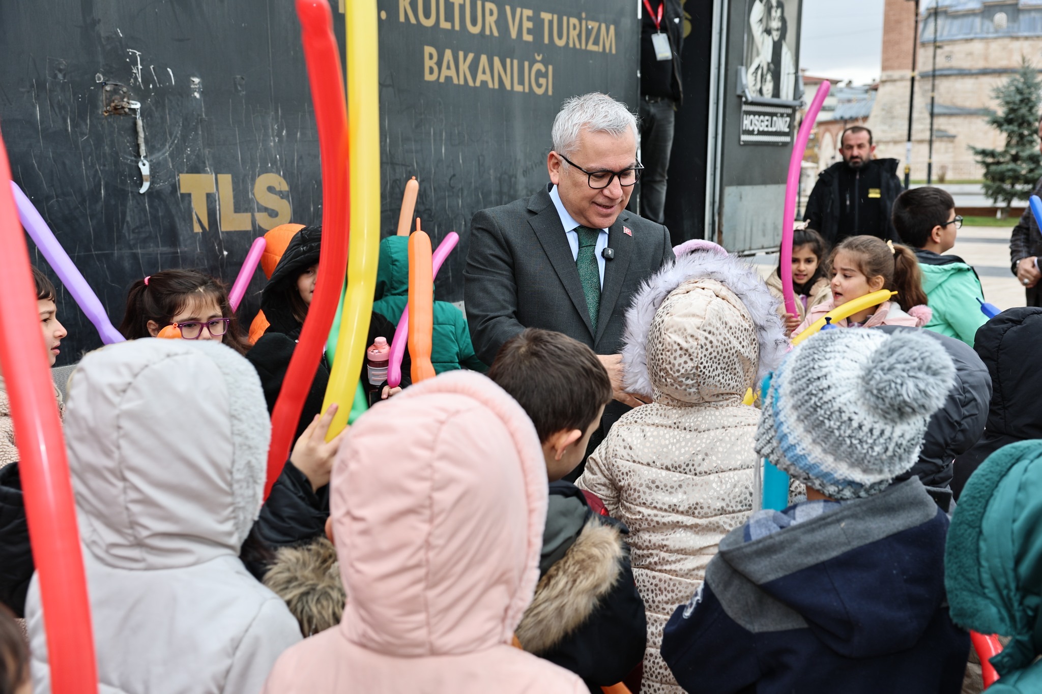 Gezen Sinema TIR'ı Sivas'ta çocuklarla buluştu