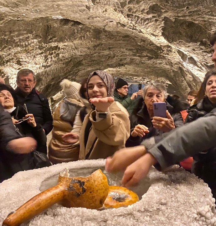 Yerin 150 metre altındaki bu mağarada şifa arıyorlar