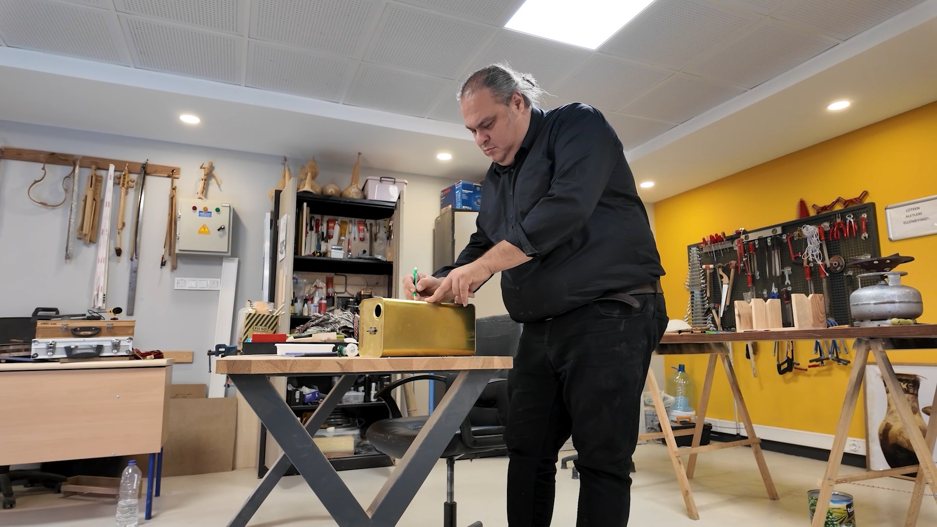 Atık malzemeleri enstrümana dönüştürüyor