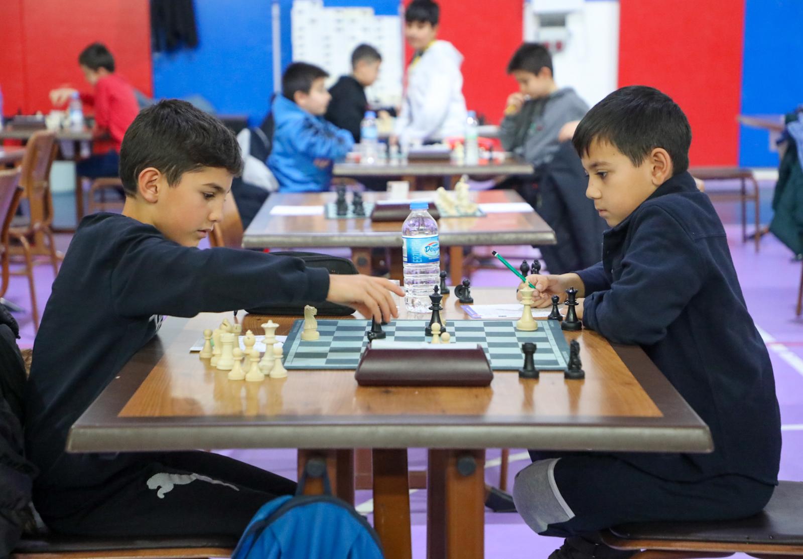 Minik zekâlar satrançta yarıştı