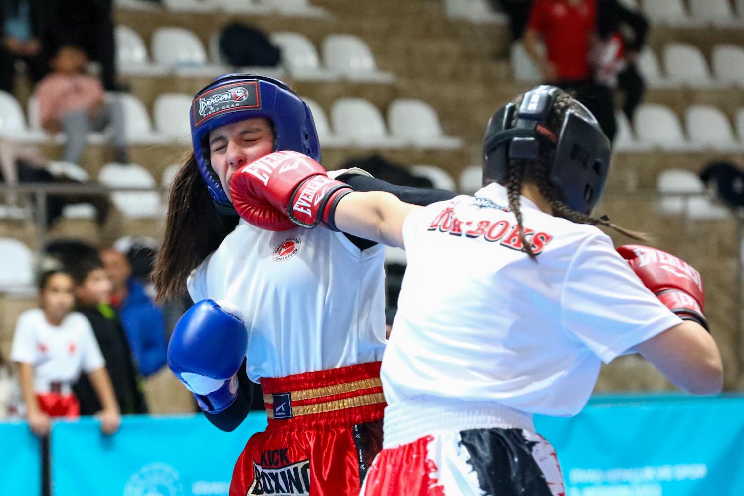 Genç sporcular ringde ter döktü