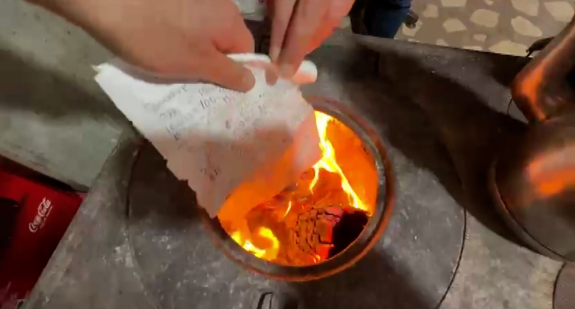 Sivas’ta yürek ısıtan olay: Borç defteri alev alev yandı