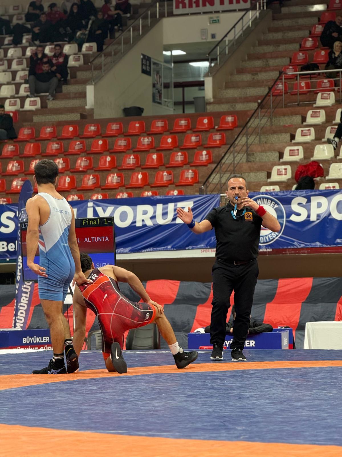 SCÜ’lü dekan şampiyonada