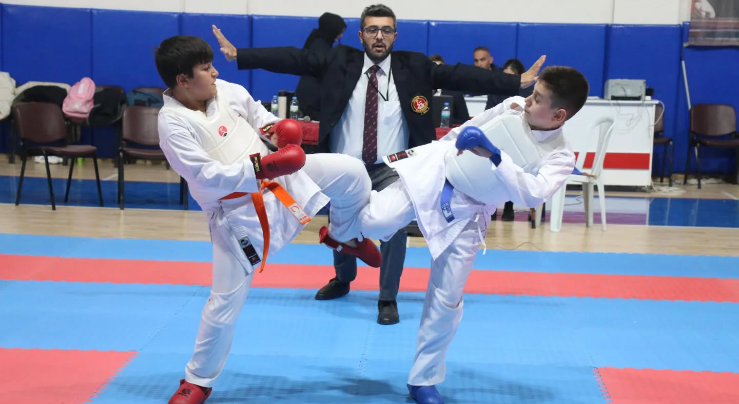 Sivas'ta karateciler tam not aldı!