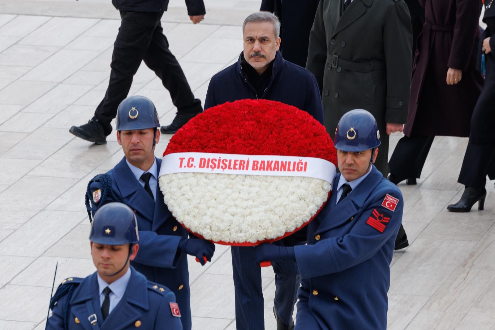 Bakan Fidan, büyükelçilerle Anıtkabir'i ziyaret etti