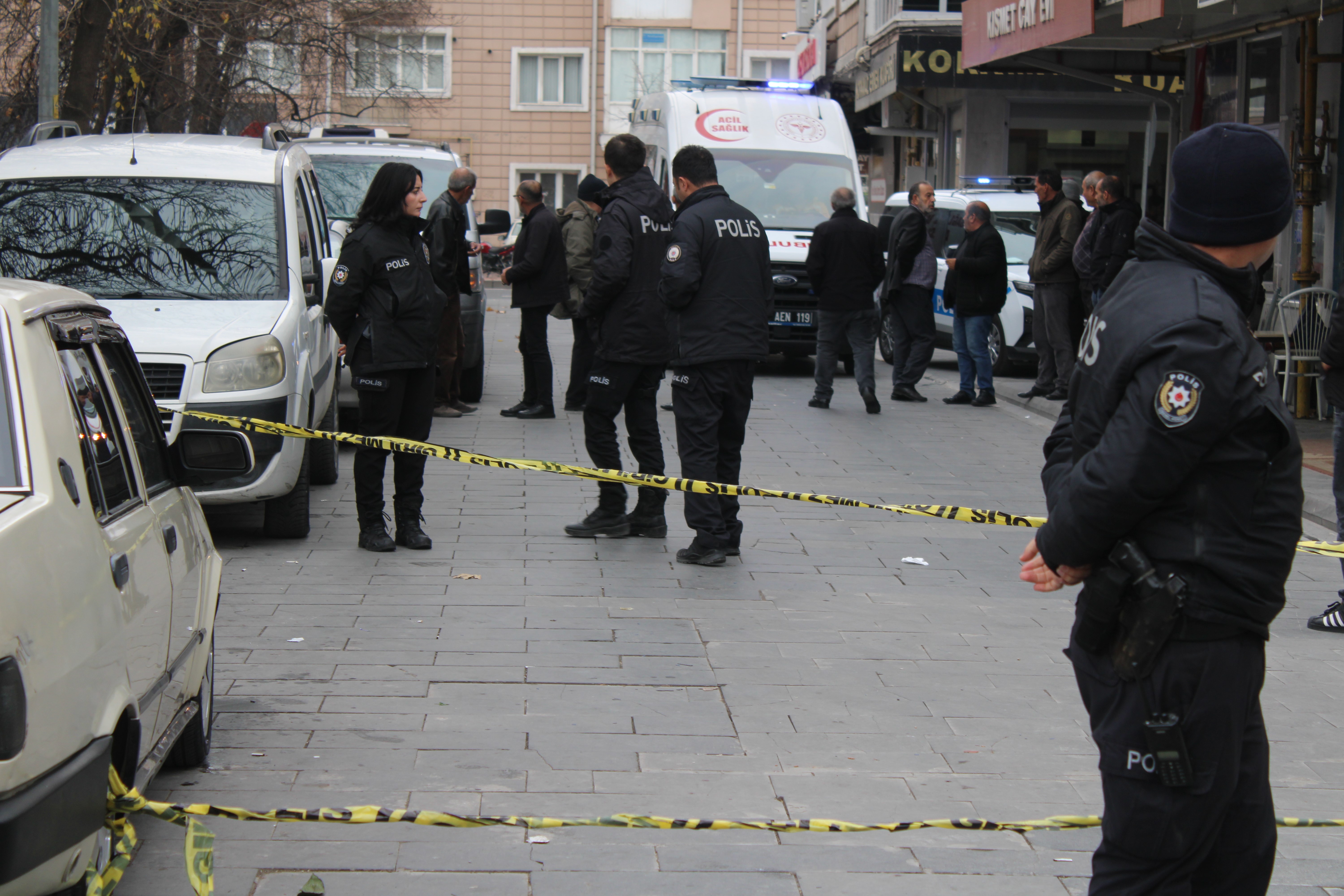 Yoldan geçenleri bıçakladı: 1'i ağır 3 yaralı