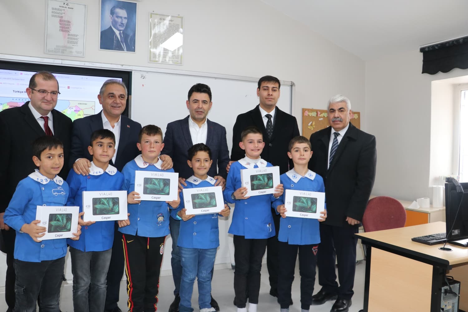 Bakan Yardımcısı Boyraz'dan öğrencilere tablet hediyesi