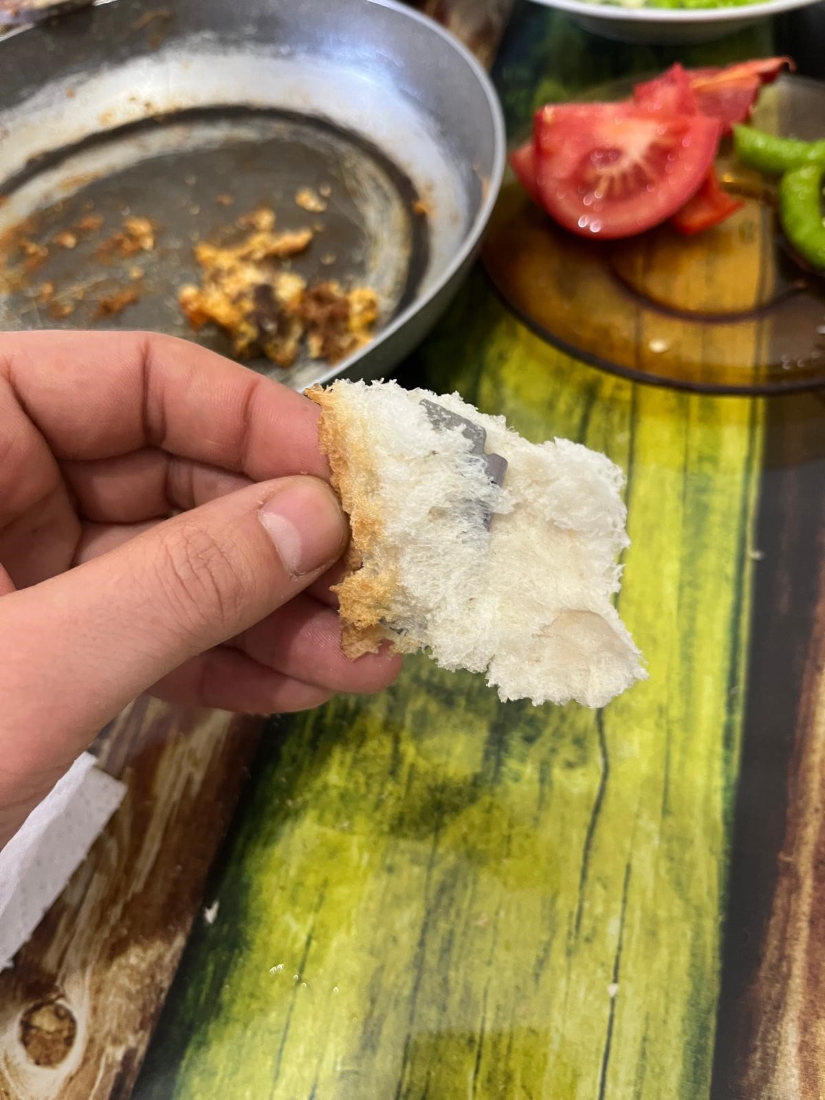 Ekmeğin içinden jilet çıktı!