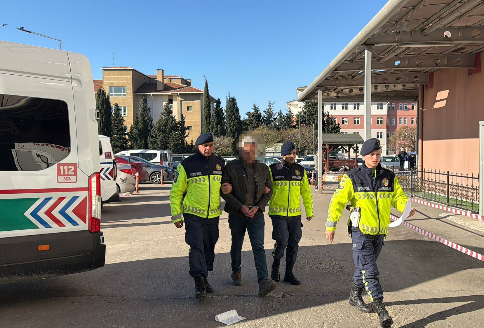 Durdurulan araçtan 15 kaçak göçmen yakalandı