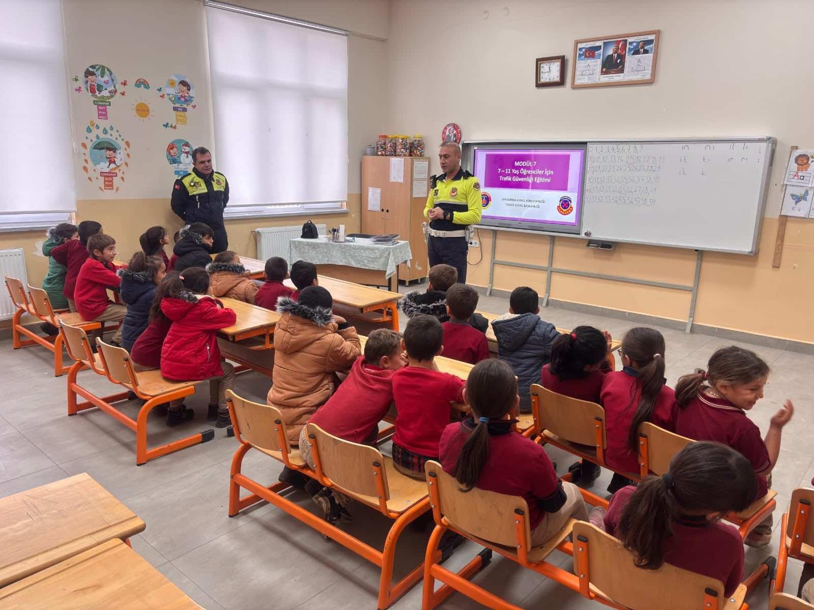 Sivas’ta jandarma ekiplerinden öğrencilere trafik eğitimi
