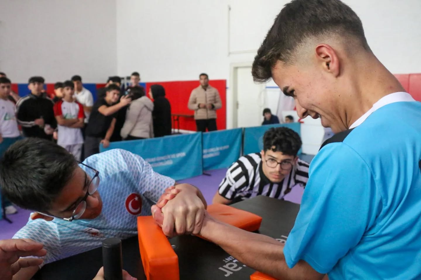 Sivas’ta bilek güreşi şöleni