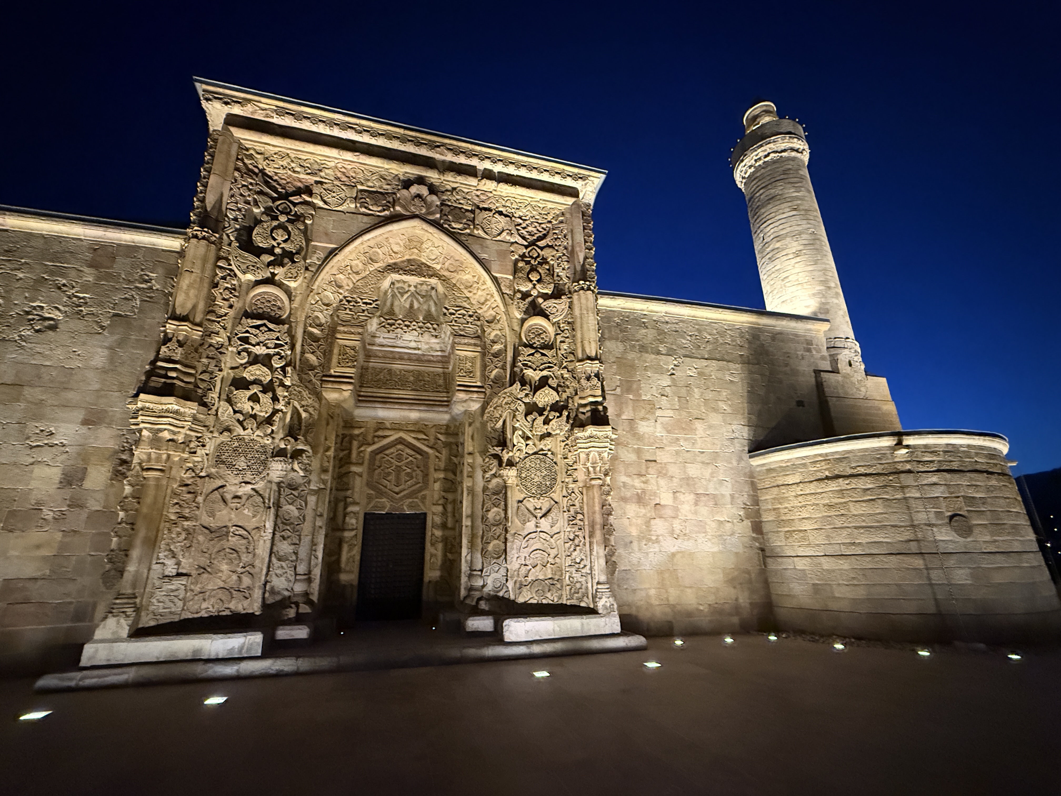 Taşa nakşedilen tarihi eserde 'ışık' şöleni