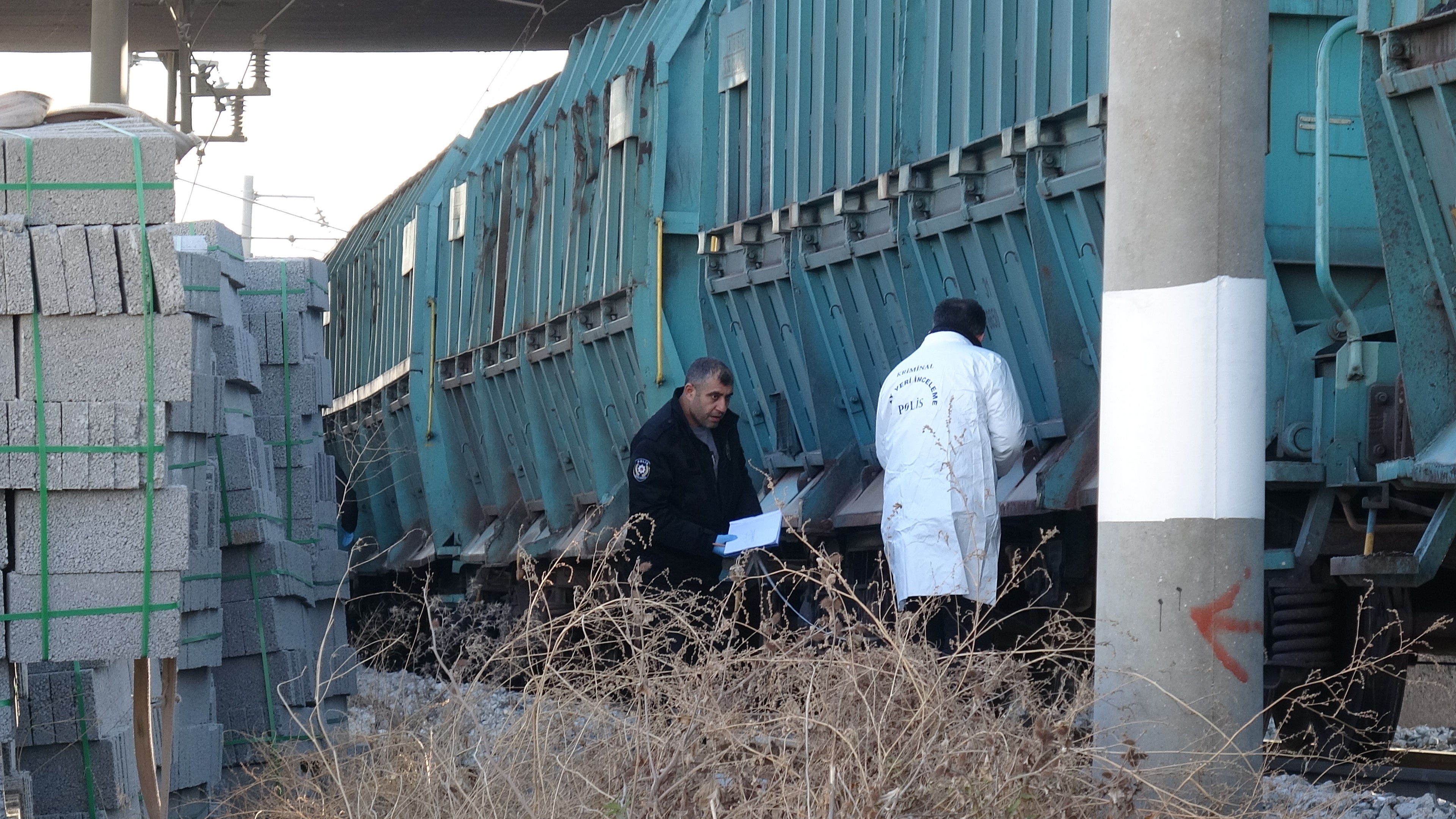 Sivas yolunda yük treni çarpan genç kurtarılamadı