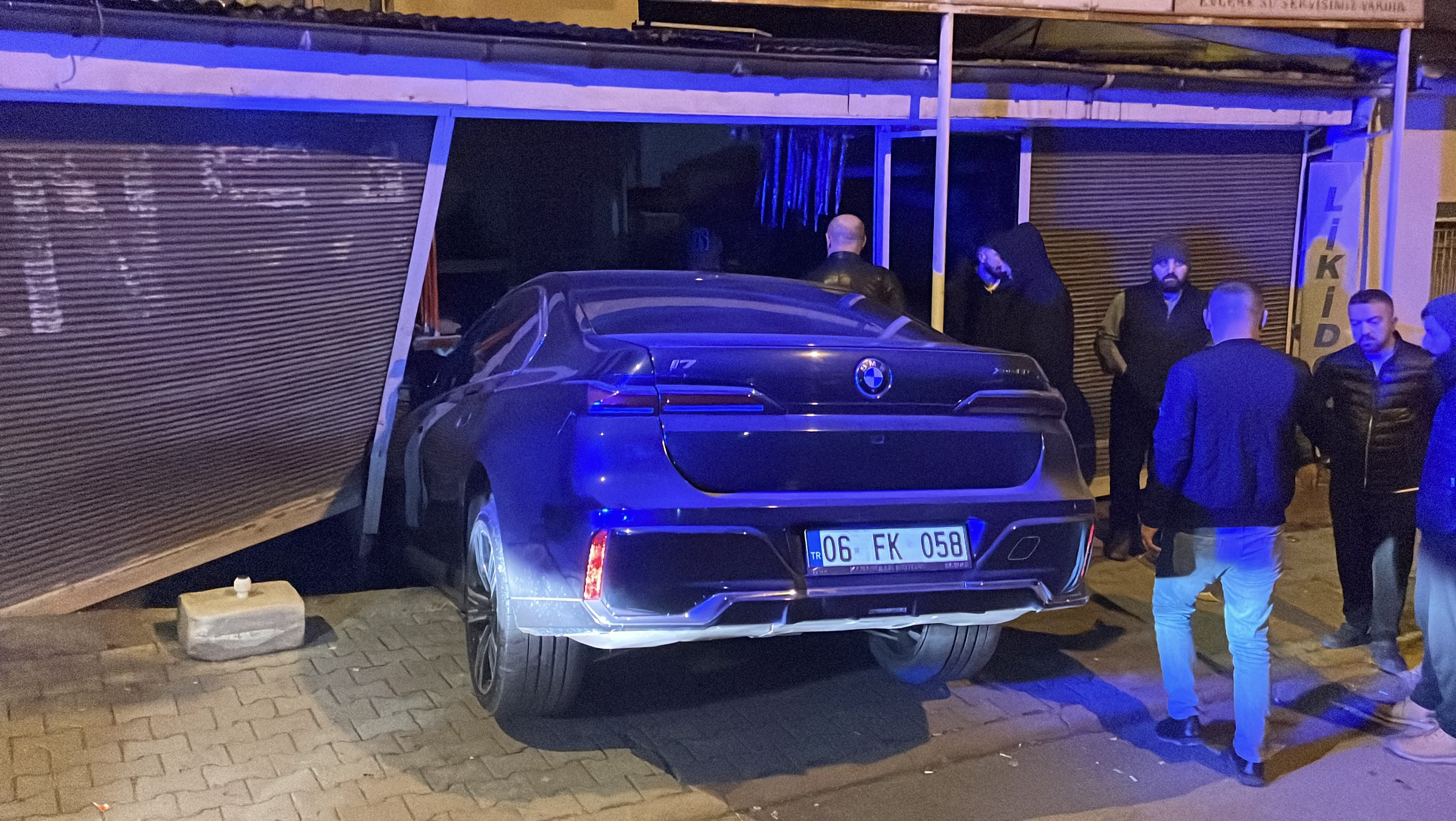 Sivas’ta fren yerine gaza basan sürücü, markete girdi