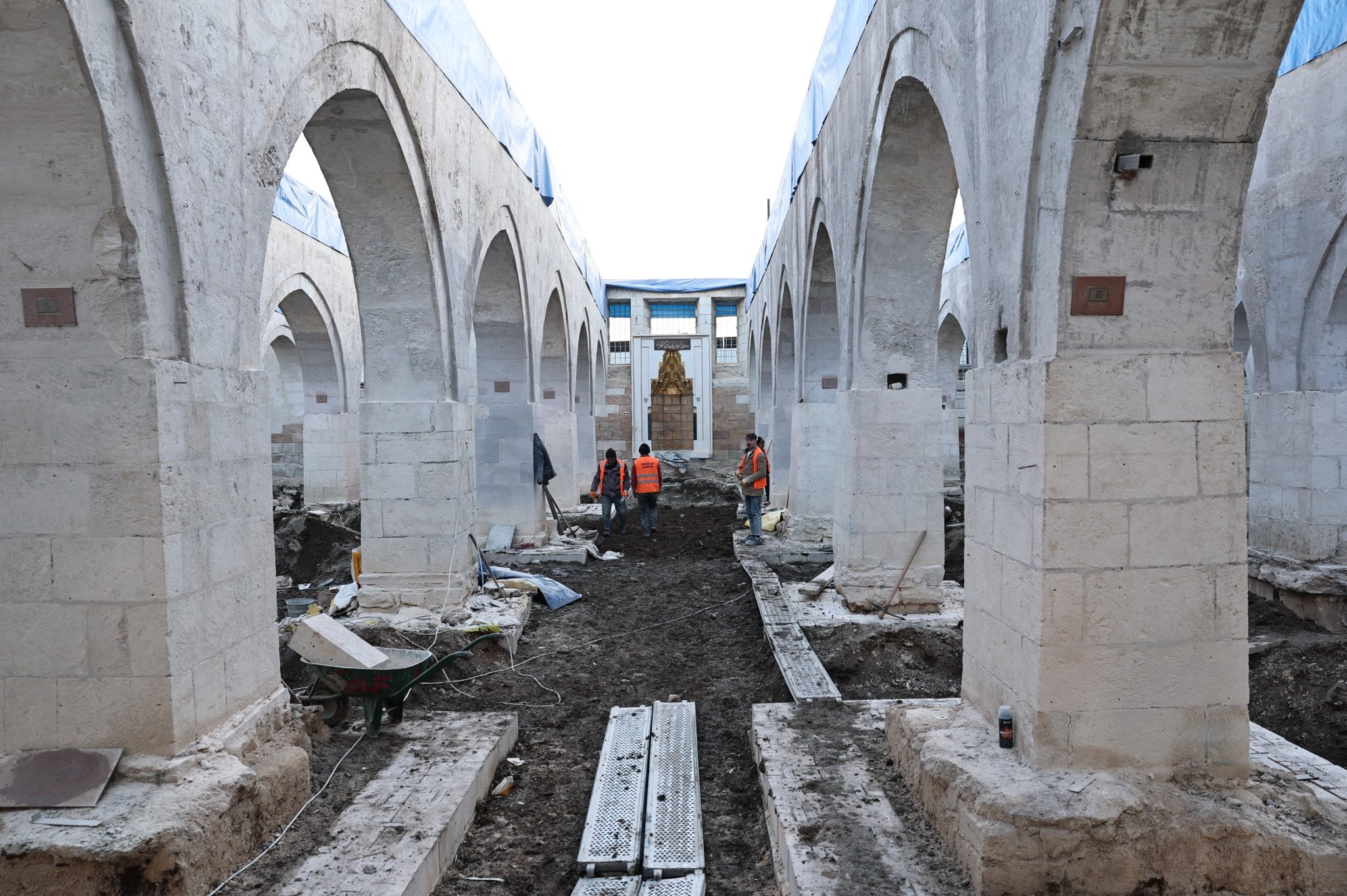 Vali Şimşek Ulu Cami'nde restorasyon çalışmalarını inceledi