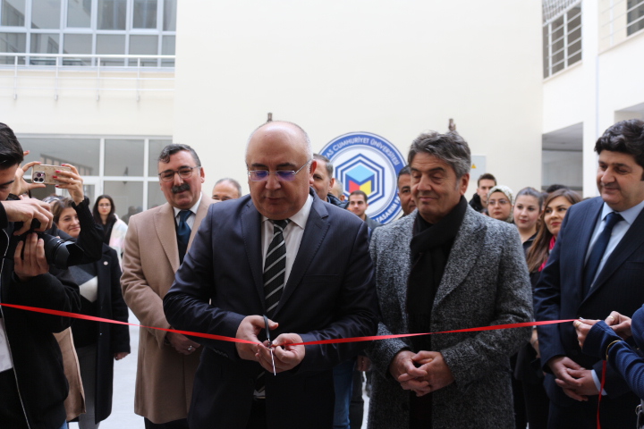 “Aile” temalı Posta Sanatı Bienali sanatseverlerle buluştu