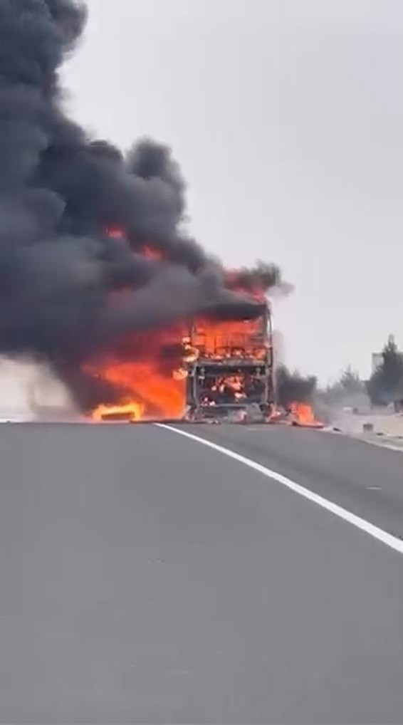 Yolcu otobüsü alev alev yandı: 25 kişi son anda kurtuldu