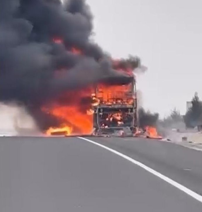 Yolcu otobüsü alev alev yandı: 25 kişi son anda kurtuldu