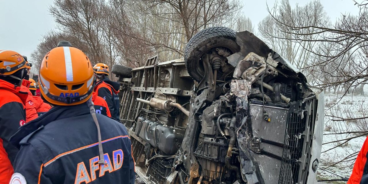 Son dakika: Sivas'ta öğrenci servisi devrildi, çok sayıda yaralı var