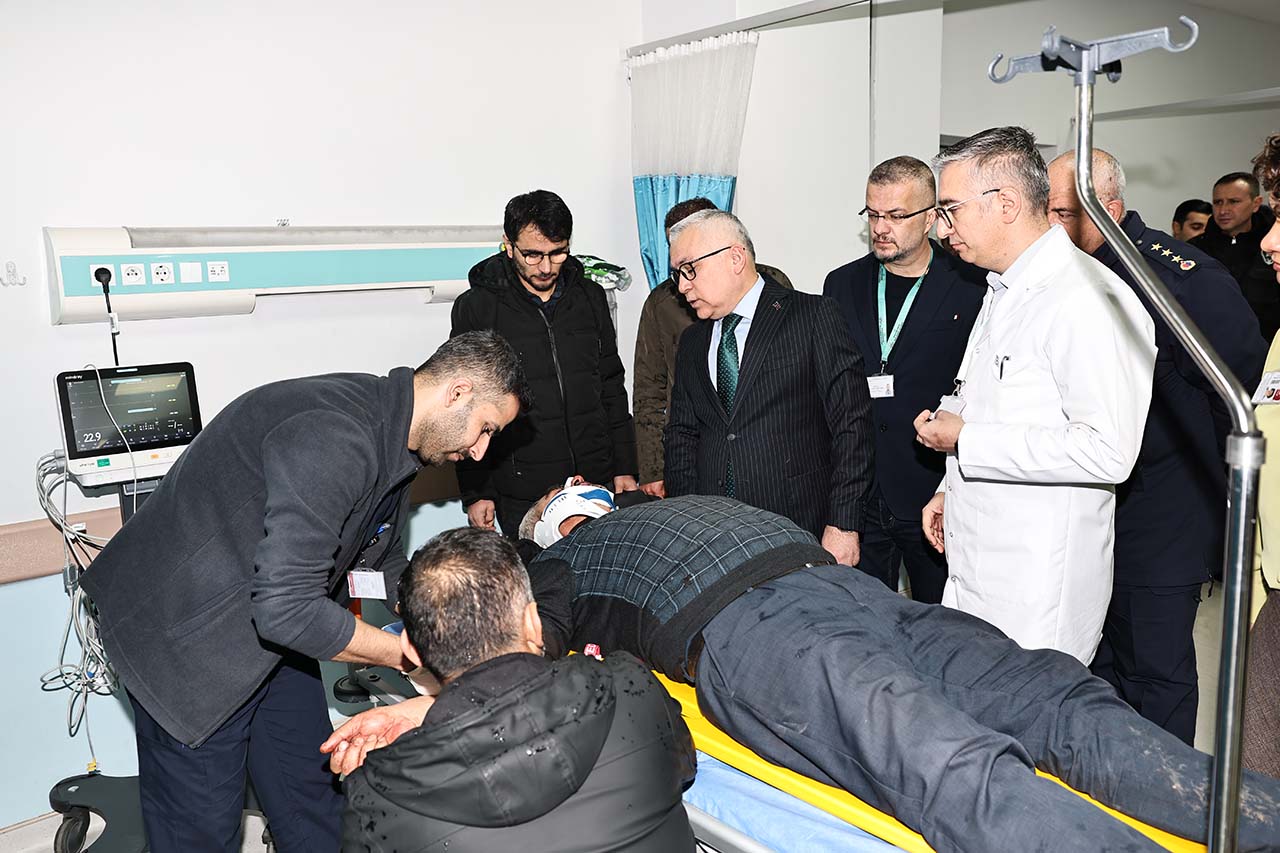 Sivas’ta servis kazasında yaralanan öğrencileri Vali Şimşek ziyaret etti