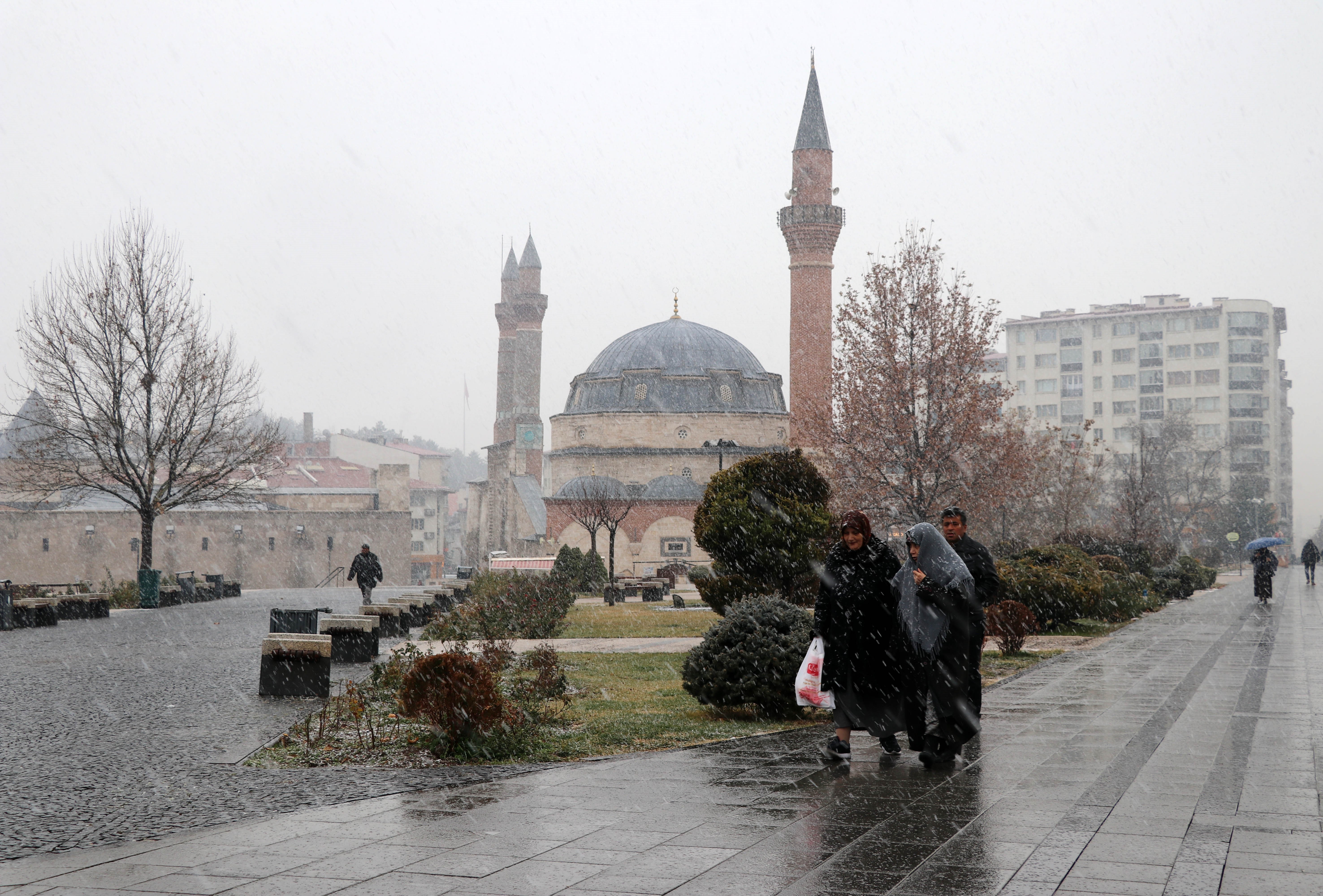 Sivas'ta kar yağışı etkili oldu